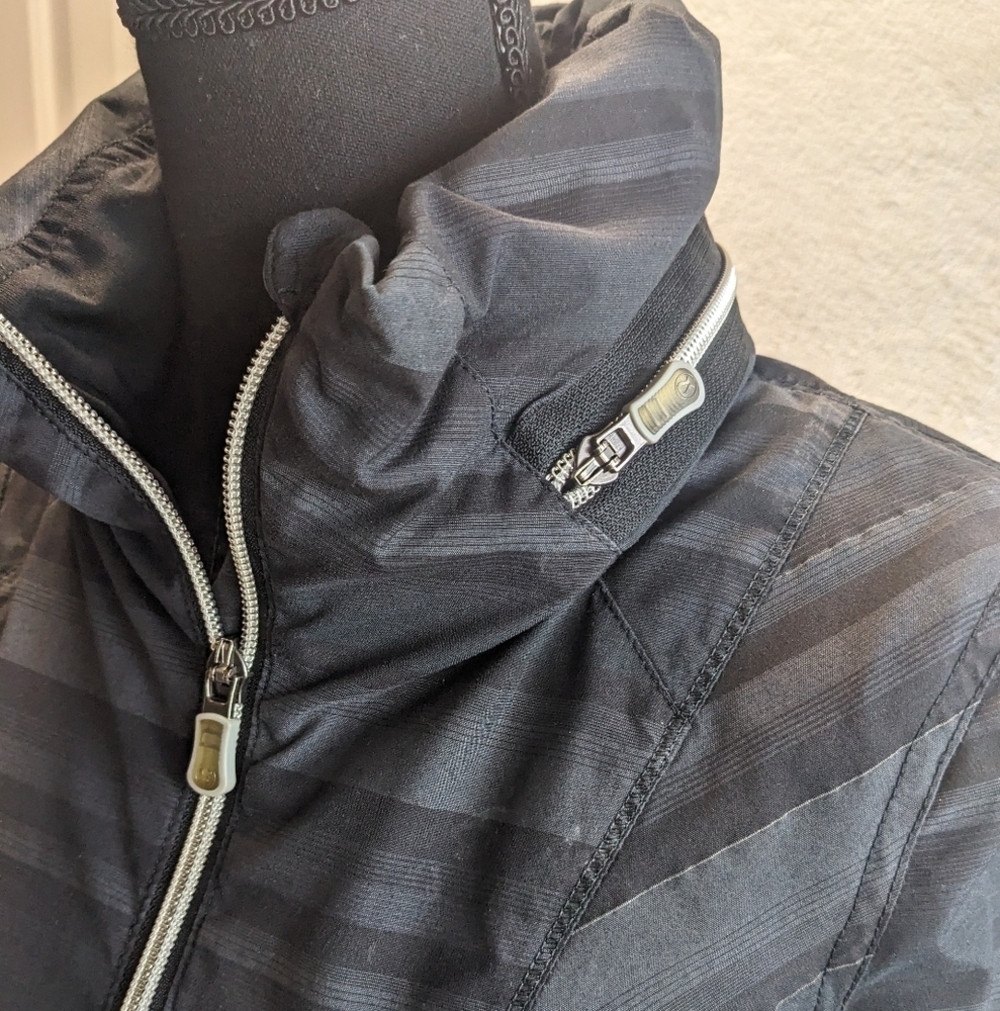 Lululemon Rare Run Hustle Black Jacket Micro Reflective Strip Hood Size 4 - Picture 9 of 16